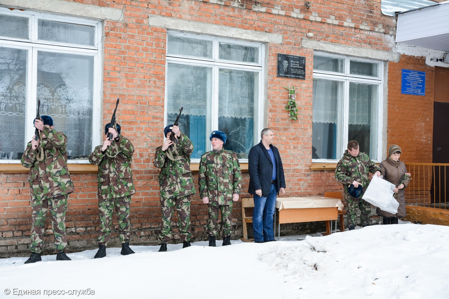 В районе устанавливают памятные доски павшим бойцам Сергиево-Посадского ОМОНа